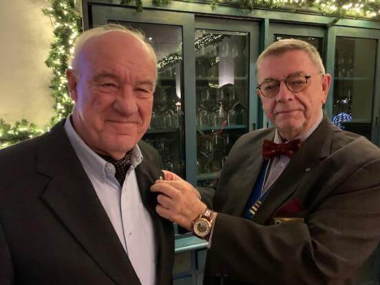 Aart Strang ontvangt het ereteken George Dick van Frederic Deca tijdens het kerstdiner